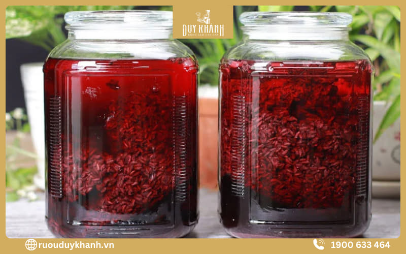 Hình ảnh rượu nếp cẩm ngâm trong bình thủy tinh