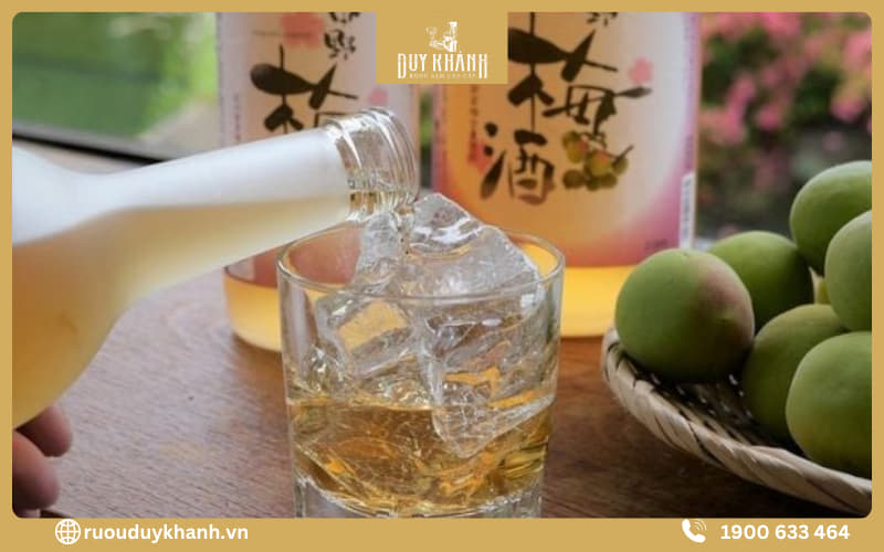 Thưởng thức rượu mơ cùng đá mang lại cảm giác mát lạnh, sảng khoái